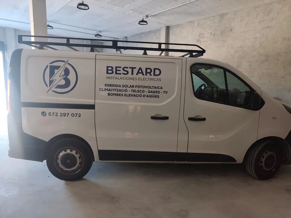 Furgoneta rotulada de Instalaciones Eléctricas Bestard